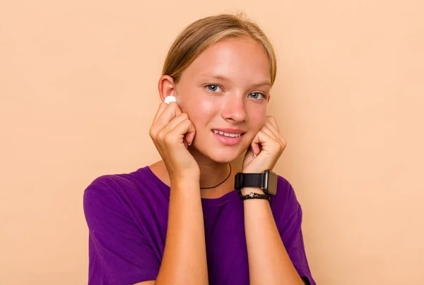 Little Caucasian Girl Listening Music Isolated Beige Background — Stock Photo, Image
