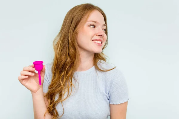 Jonge Blanke Vrouw Met Menstruatiecup Geïsoleerd Blauwe Achtergrond Kijkt Opzij — Stockfoto