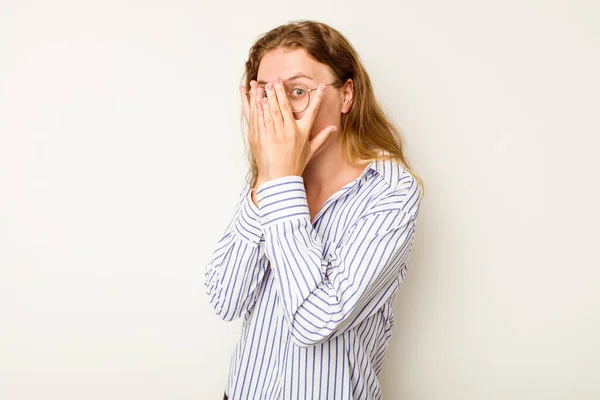 Mulher Branca Jovem Isolado Fundo Branco Piscar Através Dedos Assustados — Fotografia de Stock