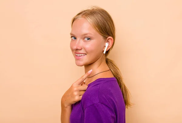 Pequeña Chica Caucásica Escuchando Música Aislada Sobre Fondo Beige — Foto de Stock