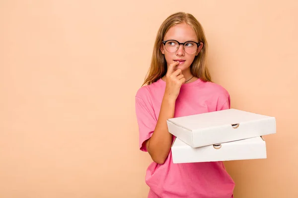 Klein Blank Meisje Houdt Pizza Geïsoleerd Beige Achtergrond Ontspannen Denken — Stockfoto