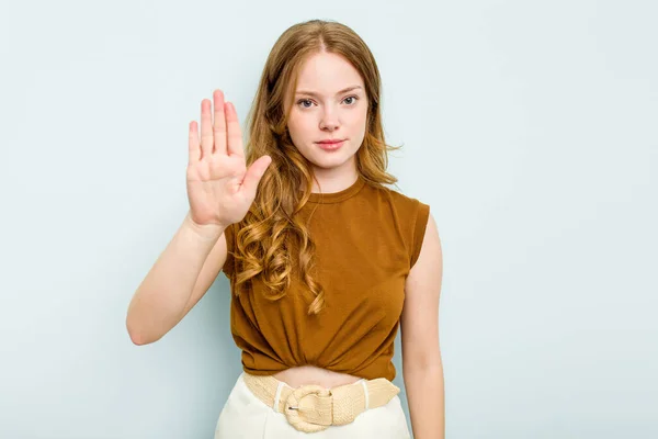 Młoda Kaukaska Kobieta Odizolowana Niebieskim Tle Wyciągniętą Dłonią Pokazującą Znak — Zdjęcie stockowe