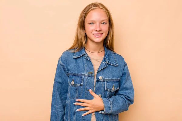 Καυκάσιος Έφηβος Κορίτσι Απομονώνονται Μπεζ Φόντο Αγγίζει Την Κοιλιά Χαμογελά — Φωτογραφία Αρχείου