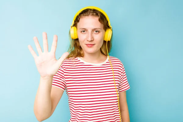 Młoda Kaukaska Kobieta Nosi Słuchawki Odizolowane Niebieskim Tle Uśmiechnięty Radosny — Zdjęcie stockowe