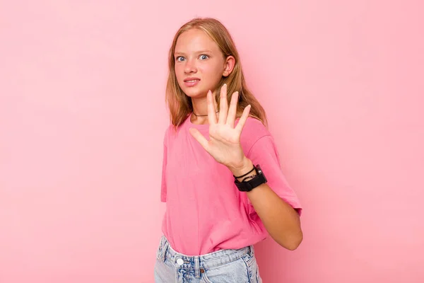 Λευκή Έφηβη Απομονωμένη Ροζ Φόντο Σοκαρισμένη Λόγω Επικείμενου Κινδύνου — Φωτογραφία Αρχείου