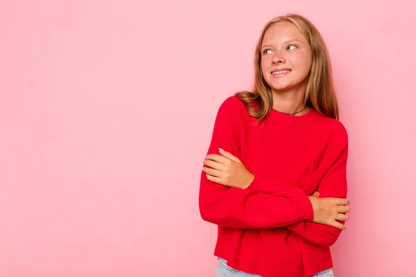 Καυκάσια Έφηβη Κοπέλα Απομονωμένη Ροζ Φόντο Χαμογελώντας Σταυρωμένα Χέρια — Φωτογραφία Αρχείου