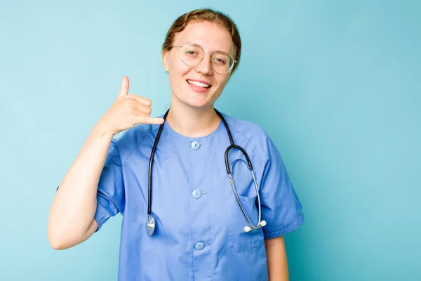Junge Krankenschwester Kaukasische Frau Isoliert Auf Blauem Hintergrund Zeigt Ein — Stockfoto