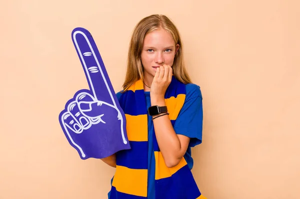 Klein Kaukasisch Sport Fan Meisje Geïsoleerd Beige Achtergrond Bijten Nagels — Stockfoto