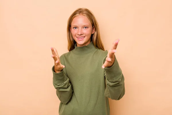 Caucasien Adolescent Fille Isolé Sur Fond Beige Sent Confiant Donnant — Photo