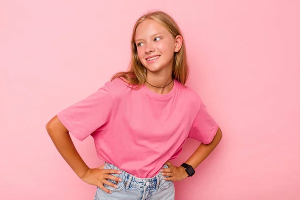 Blank Tiener Meisje Geïsoleerd Roze Achtergrond Vertrouwen Houden Handen Heupen — Stockfoto