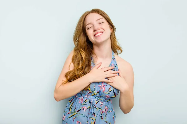 Jonge Blanke Vrouw Geïsoleerd Blauwe Achtergrond Lachen Houden Handen Het — Stockfoto