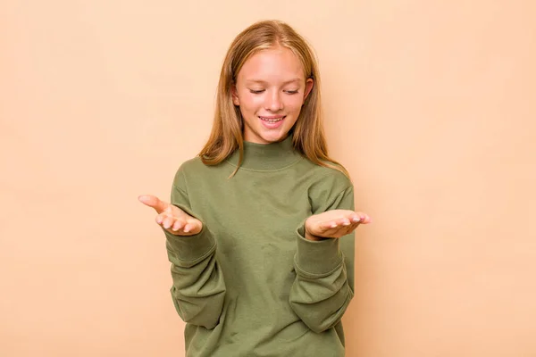 Blank Tiener Meisje Geïsoleerd Beige Achtergrond Houden Iets Met Palmen — Stockfoto