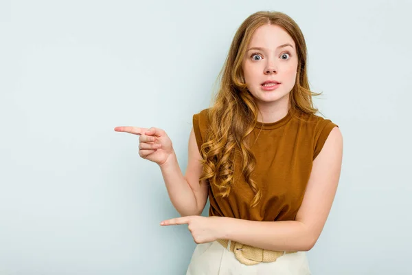 Mavi Arka Planda Izole Edilmiş Genç Beyaz Kadın Işaret Parmağıyla — Stok fotoğraf