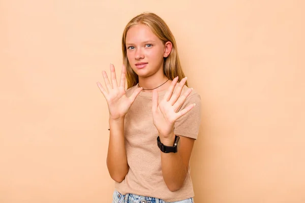 Branco Teen Menina Isolado Bege Fundo Sendo Chocado Devido Iminente — Fotografia de Stock