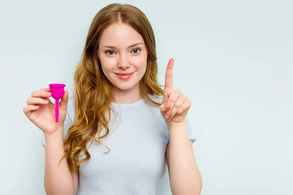 Jonge Blanke Vrouw Met Menstruatiecup Geïsoleerd Blauwe Achtergrond Toont Nummer — Stockfoto