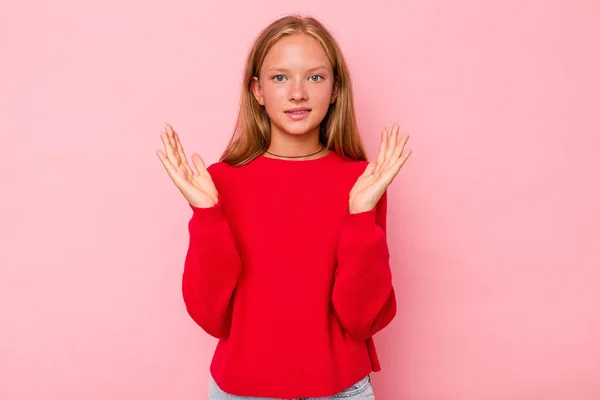 Blank Tiener Meisje Geïsoleerd Roze Achtergrond Houden Iets Weinig Met — Stockfoto