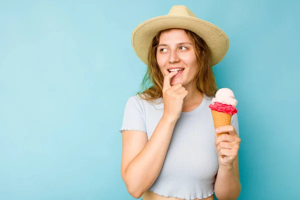 Young Caucasian Woman Holding Ice Cream Isolated Blue Background Relaxed — Stock Photo, Image