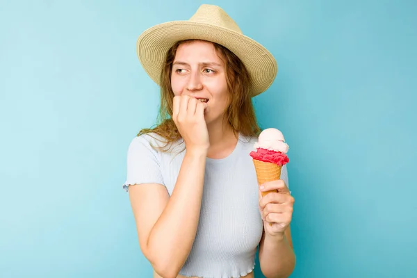 Elinde Dondurma Tutan Beyaz Bir Kadın Mavi Bir Arka Plan — Stok fotoğraf