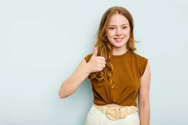 Молода Біла Жінка Ізольована Синьому Фоні Посміхаючись Піднімаючи Великий Палець — стокове фото