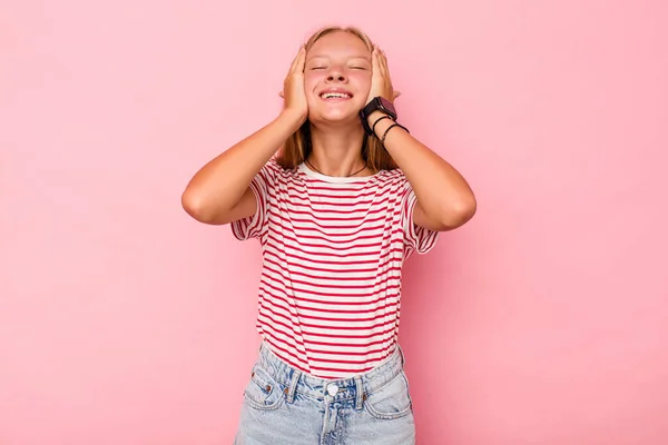 Biała Nastolatka Odizolowana Różowym Tle Śmieje Się Trzymając Ręce Głowie — Zdjęcie stockowe
