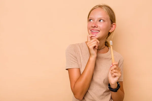 Branco Teen Menina Escovação Dentes Isolado Bege Fundo Relaxado Pensando — Fotografia de Stock