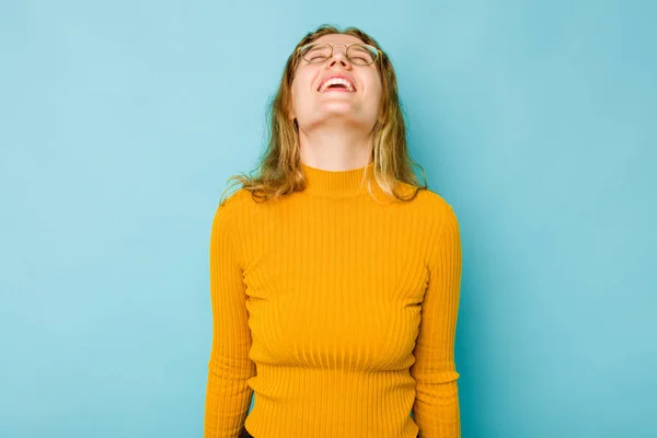 Genç Beyaz Kadın Mavi Arka Planda Izole Edilmiş Rahat Mutlu — Stok fotoğraf
