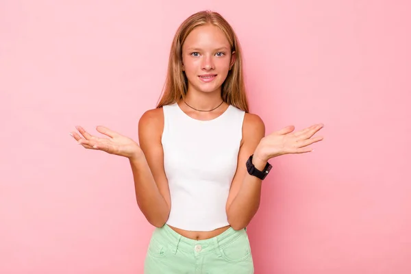 Καυκάσιος Έφηβος Κορίτσι Απομονωμένο Ροζ Φόντο Κάνει Κλίμακα Χέρια Αισθάνεται — Φωτογραφία Αρχείου
