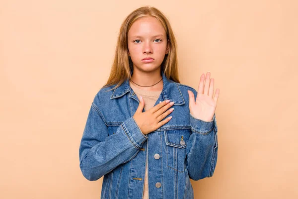 Menina Adolescente Caucasiana Isolada Fundo Bege Fazendo Juramento Colocando Mão — Fotografia de Stock