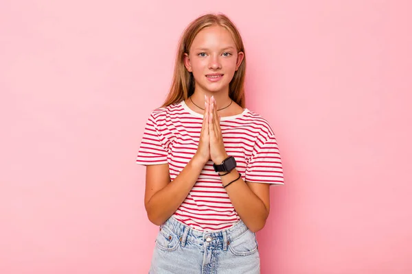 Кавказька Дівчинка Ізольована Рожевому Фоні Тримаючись Руки Молитві Біля Рота — стокове фото