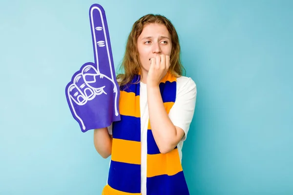 Jeune Fan Sport Caucasien Femme Isolée Sur Fond Bleu Ongles — Photo