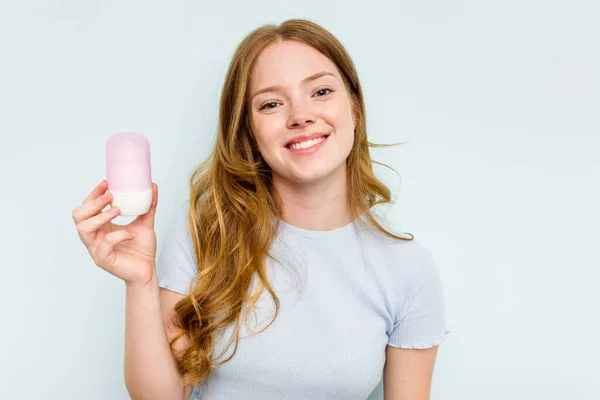 Mavi Arka Planda Deodorant Tutan Genç Beyaz Kadın Mutlu Gülümseyen — Stok fotoğraf