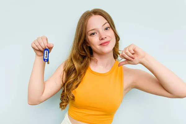 Young Caucasian Woman Holding Home Keys Isolated Blue Background Feels — 图库照片