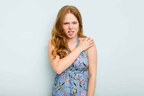 Young Caucasian Woman Isolated Blue Background Having Shoulder Pain — Stock Photo, Image