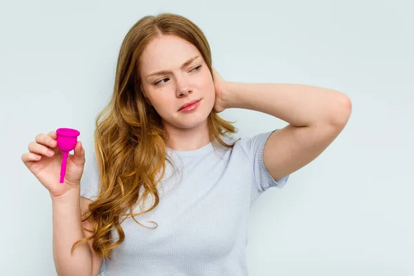 Jonge Blanke Vrouw Met Een Menstruatiecup Geïsoleerd Een Blauwe Achtergrond — Stockfoto