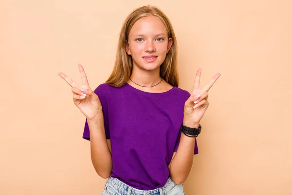 Kavkazský Dospívající Dívka Izolované Béžové Pozadí Ukazující Vítězství Znamení Široce — Stock fotografie