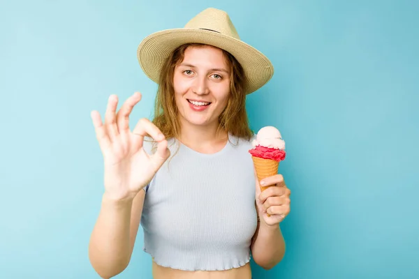 Elinde Dondurma Tutan Beyaz Bir Kadın Mavi Bir Arkaplanı Izole — Stok fotoğraf