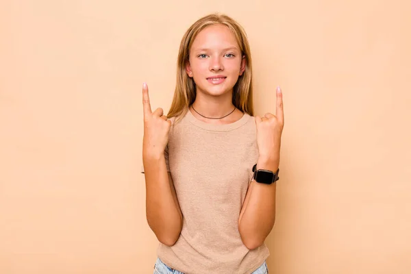Caucasiano Teen Menina Isolado Bege Fundo Indica Com Ambos Dedos — Fotografia de Stock