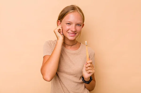 Kaukasiska Tonåring Flicka Borsta Tänder Isolerade Beige Bakgrund Täcker Öron — Stockfoto
