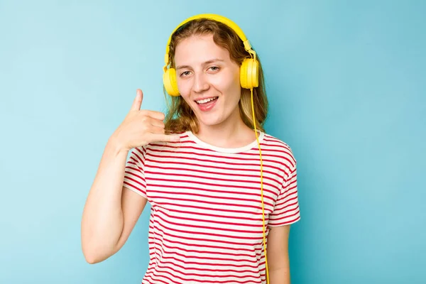 Νεαρή Καυκάσια Γυναίκα Που Φοράει Ακουστικά Απομονωμένα Μπλε Φόντο Που — Φωτογραφία Αρχείου