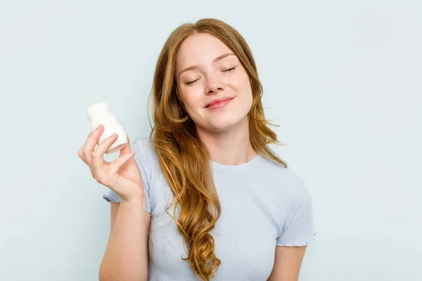 Jonge Blanke Vrouw Houden Deodorant Geïsoleerd Blauwe Achtergrond — Stockfoto