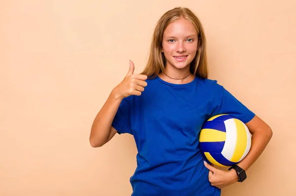 Маленька Біла Дівчинка Грає Волейбол Ізольовано Бежевому Фоні Посміхаючись Піднімаючи — стокове фото