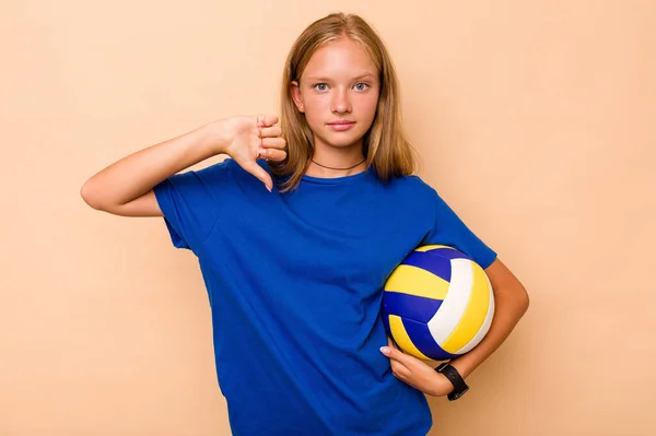Маленька Біла Дівчинка Грає Волейбол Ізольовано Бежевому Тлі Показуючи Нелюбовні — стокове фото