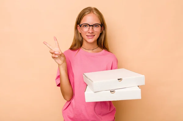 Klein Blank Meisje Houden Pizza Geïsoleerd Beige Achtergrond Tonen Nummer — Stockfoto