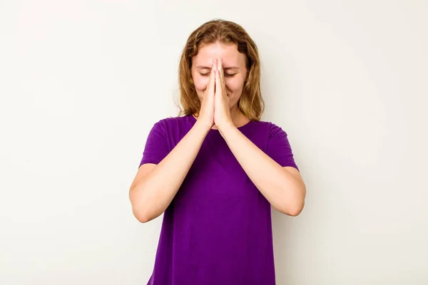 年轻的高加索女人被隔离在白色背景下 双手紧握着嘴祈祷 感到自信 — 图库照片