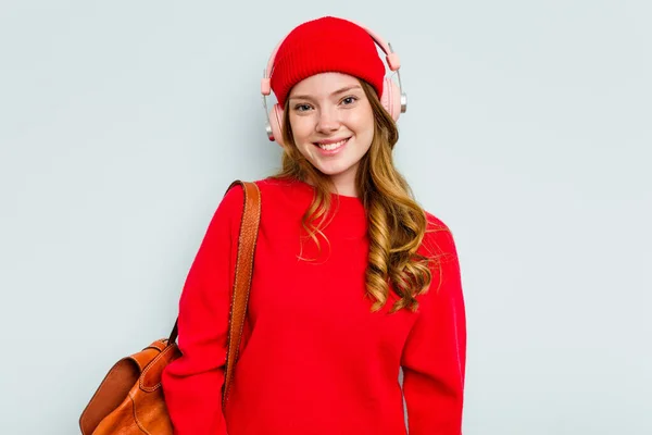 Jovem Estudante Mulher Usando Fones Ouvido Isolado Fundo Azul Feliz — Fotografia de Stock