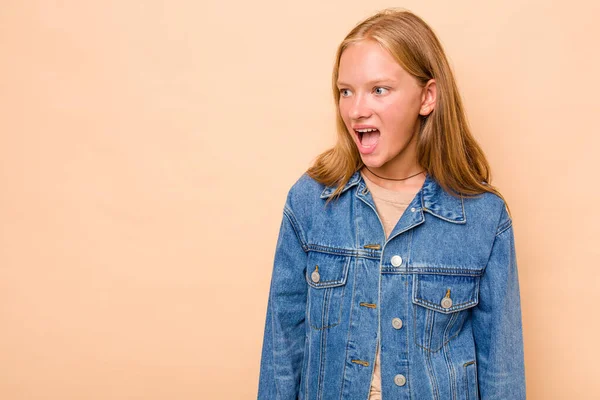Καυκάσιος Έφηβος Κορίτσι Απομονωμένο Μπεζ Φόντο Φωνάζοντας Πολύ Θυμωμένος Οργή — Φωτογραφία Αρχείου
