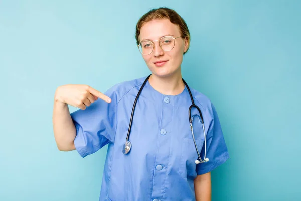 Ung Sjuksköterska Kaukasisk Kvinna Isolerad Blå Bakgrund Person Pekar För — Stockfoto