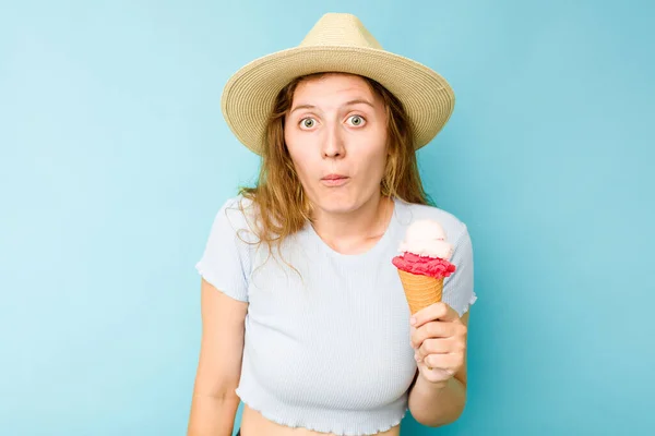 Elinde Dondurma Tutan Beyaz Bir Kadın Mavi Bir Arka Plan — Stok fotoğraf