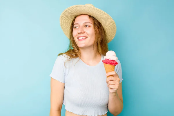 Elinde Dondurma Tutan Beyaz Bir Kadın Hedeflerine Amaçlarına Ulaşma Hayalleri — Stok fotoğraf