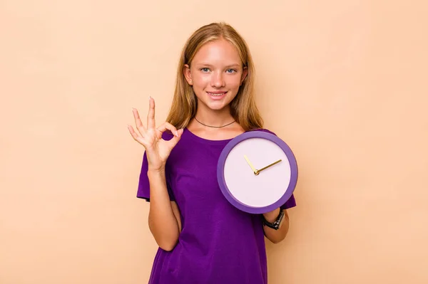 Μικρή Καυκάσιος Κορίτσι Κρατώντας Ένα Ρολόι Απομονώνονται Μπεζ Φόντο Χαρούμενα — Φωτογραφία Αρχείου